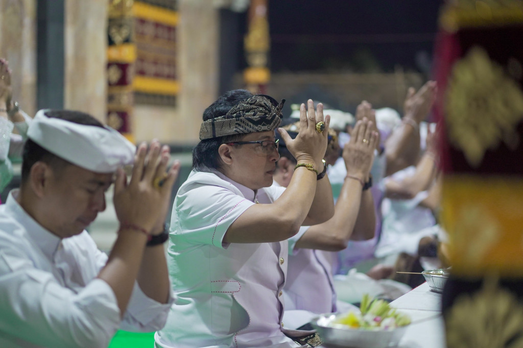 Karya Melaspas di Pelinggih Ratu Ngurah Sakti Begawan Penyarikan dan Balai Banjar Adat Dangin Yeh